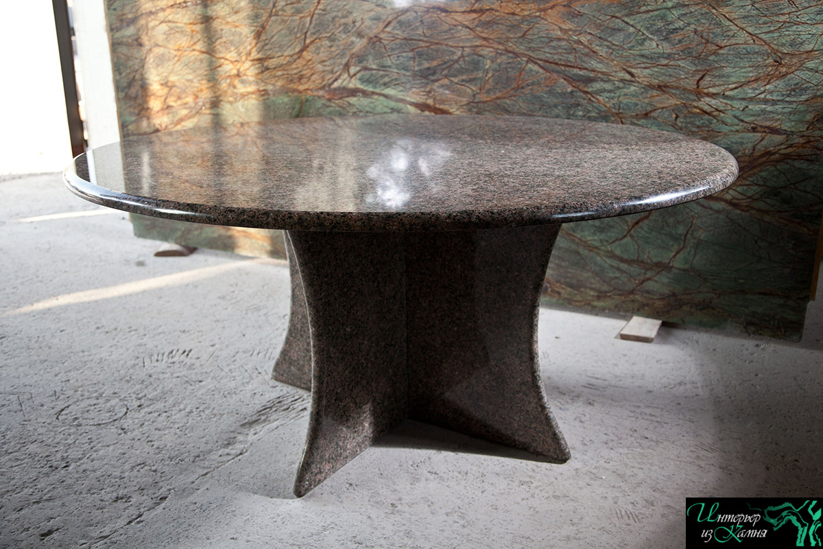 Столешница стол стоун. Столик из натурального камня. Круглый каменный стол. Столик из гранита. Круглый стол с гранитной столешницей.